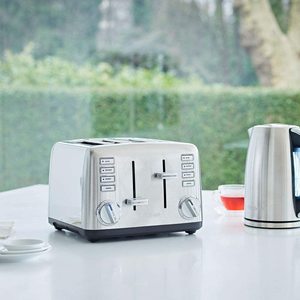 Cuisinart Signature Toaster with a matching kettle.