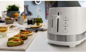 De Longhi Active Line Toaster in a kitchen.