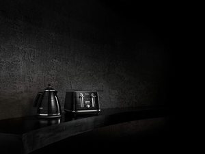 De Longhi Avvolta Toaster with a matching kettle.