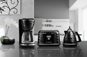 De Longhi Brilliante Toaster with matching items.