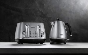 De Longhi Distinta Toaster with a matching kettle.