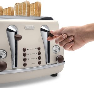 De Longhi Icona Vintage Toaster in use.