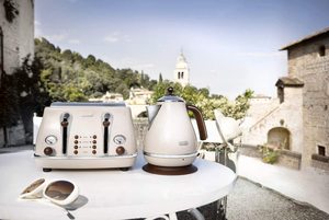 De Longhi Icona Vintage Toaster with a matching kettle.