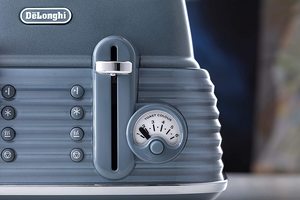De Longhi Scolpito Toaster's controls.
