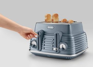 De Longhi Scolpito Toaster in use.