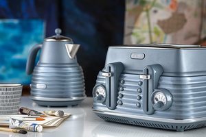De Longhi Scolpito Toaster with a matching kettle.
