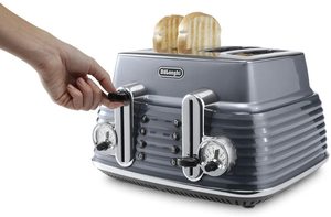 De Longhi Scultura Toaster in use.