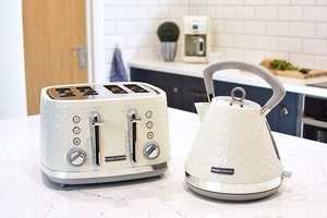 Morphy Richards Vector Toaster with a matching kettle.