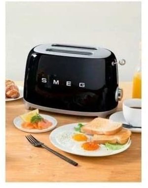 Smeg Retro Toaster in use.