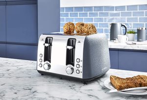 Tower Ice Diamond Toaster in use.