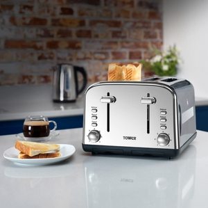 Tower Infinity Toaster in use.