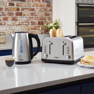 Tower Infinity Toaster with a matching kettle.